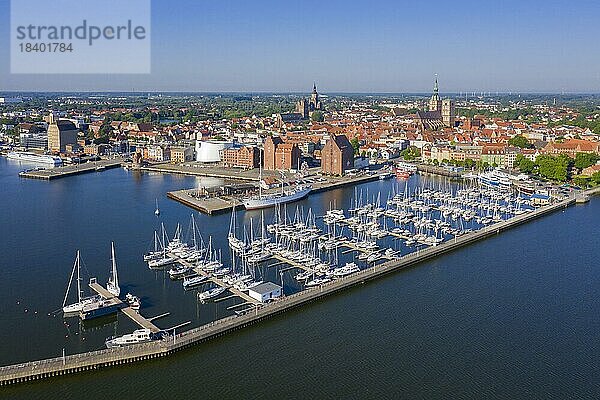 Luftaufnahme des Hafens der vorpommerschen Stadt Stralsund am Strelasund im Sommer  MecklenburgVorpommern Deutschland