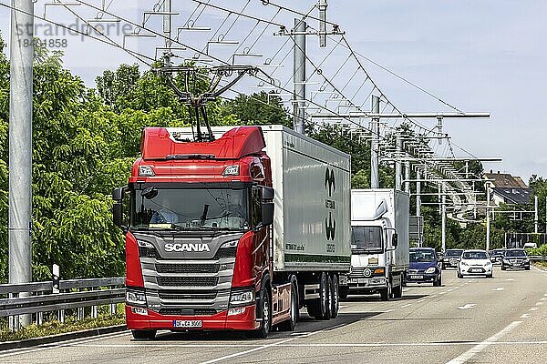 Pilotstrecke für Oberleitungs Lkw  Verkehr auf einer Bundesstraße  eWayBW ist eine 18 Kilometer lange Teststrecke für elektrisch betriebene Hybrid Lastkraftwagen  Murgtal  Rastatt  Baden-Württemberg  Deutschland  Europa