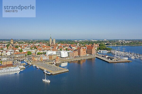 Luftaufnahme des Hafens der vorpommerschen Stadt Stralsund am Strelasund im Sommer  MecklenburgVorpommern Deutschland