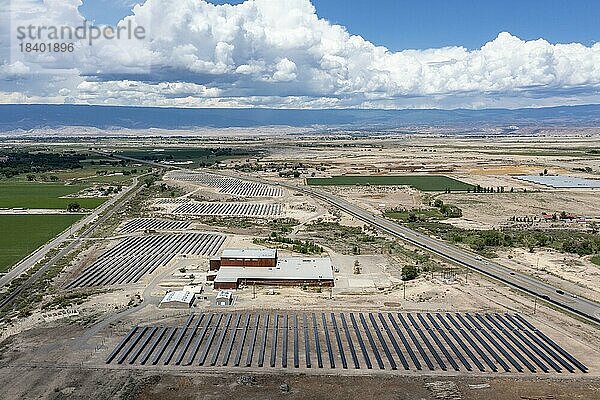 10 Megawatt Solarpark im ländlichen Westen Colorados  Olathe  Colorado  USA  Nordamerika