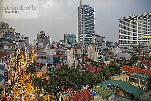 Luftaufnahme über das geschäftige Stadtzentrum von Hanoi mit Hochhäusern  Wohnungen und Verkehr bei Sonnenuntergang  Vietnam  Asien