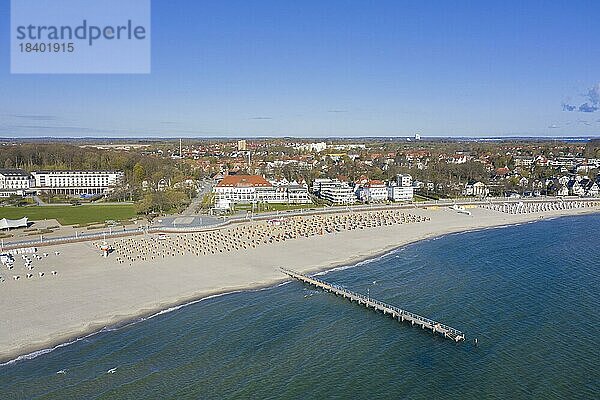 Luftaufnahme von Hotels  Steg und überdachten Strandkörben im Seebad Travemünde  Hansestadt Lübeck  Schleswig Holstein  Deutschland  Europa