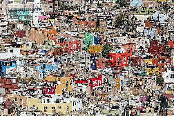 Luftaufnahme über den Dächern der Häuser im Stadtzentrum von Guanajuato  Zentralmexiko