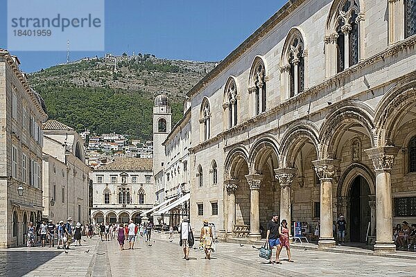 Der Rektorenpalast mit dem Sponzapalast im Hintergrund im historischen Zentrum von Dubrovnik  erbaut von den Venezianern  Kroatien  Europa