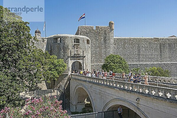 Stadtmauern und Touristen beim Betreten des Pile Tors  dem Haupteingang zur Altstadt  historisches Stadtzentrum von Dubrovnik  Süddalmatien  Kroatien  Europa