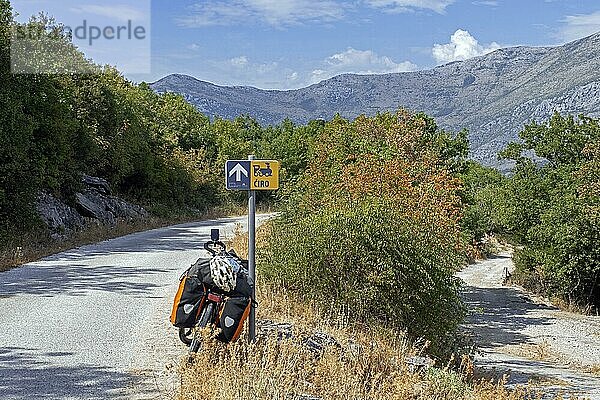 Trekkingrad auf dem Ciro Trail  einer Fahrradroute von Dubrovnik nach Mostar entlang einer stillgelegten Eisenbahnstrecke im Südwesten Bosniens und Herzegowinas