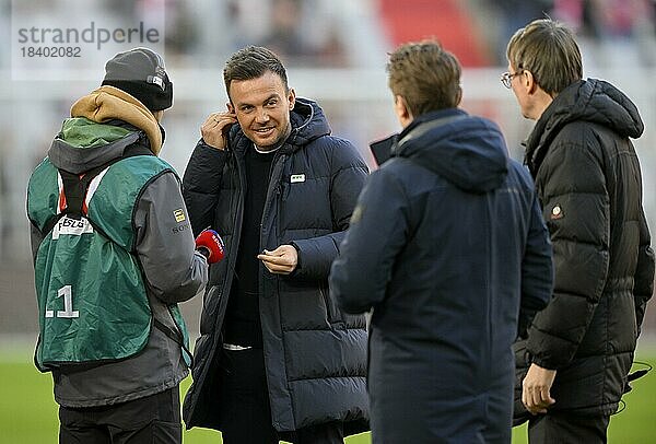 Vor Spielbeginn: Trainer Coach Enrico Maaßen FC Augsburg FCA vor Interview wird vorbereitet  SKY  TV  Allianz Arena  München  Bayern  Deutschland  Europa