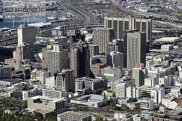 Luftaufnahme über Wolkenkratzer und Bürogebäude der Stadt Kapstadt  Südafrika