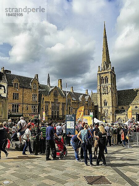 Menschenmenge auf dem Marktplatz  St. Nicholas Church  Musikfestival in Durham  England  Großbritannien  Europa
