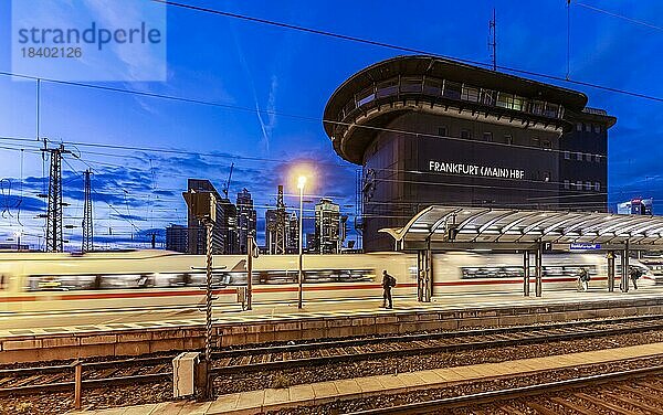 InterCityExpress ICE am Bahnsteig am Abend  Stellwerk mit der Aufschrift Hauptbahnhof  Frankfurt am Main  Hessen  Deutschland  Europa
