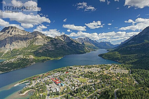 Blick vom Bears Hump über den Weiler Waterton Park  Waterton Lakes National Park  Alberta  Kanadische Rocky Mountains  Kanada  Nordamerika