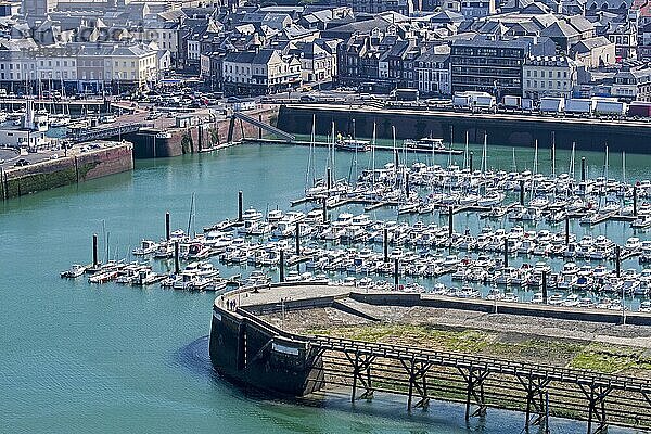 Luftaufnahme des Hafens mit Sportbooten und Segelyachten in der Stadt Fécamp  Seine Maritime  Normandie  Frankreich  Europa