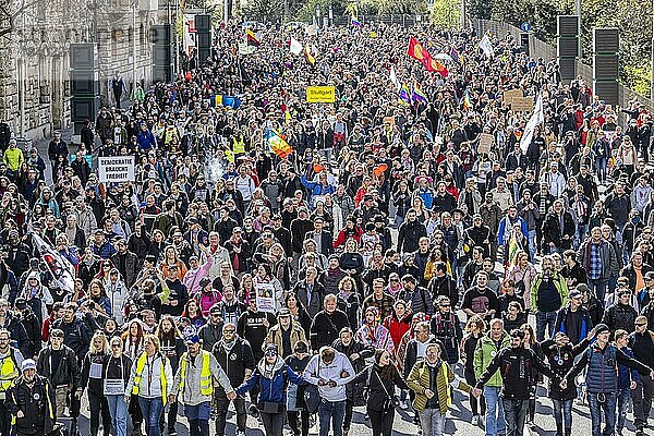 Demonstration von Querdenkern und anderen Gegnern der Pandemie-Einschränkungen  Menschenmassen  Stuttgart  Baden-Württemberg