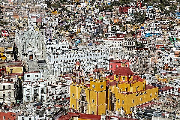 Luftaufnahme des bunten Stadtzentrums von Guanajuato und seiner Basilika  Zentralmexiko