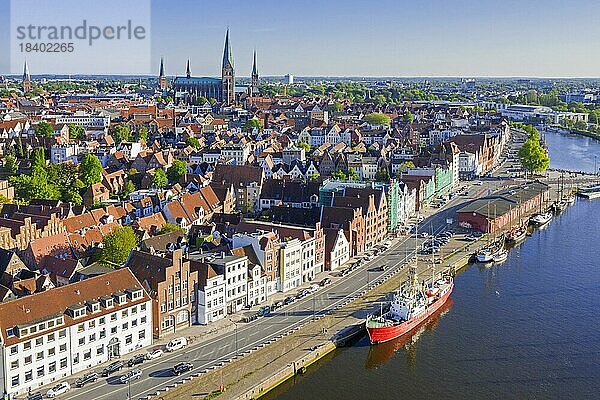 Luftaufnahme über die Trave und das Feuerschiff Fehmarnbelt in der Altstadt der Hansestadt Lübeck  Schleswig Holstein  Deutschland  Europa