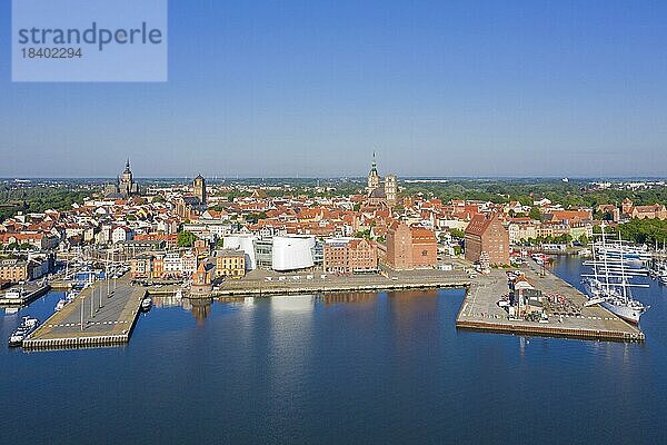 Luftaufnahme des öffentlichen Aquariums Ozeaneum und der Dreimastbark Gorch Fock im Hafen der Stadt Stralsund  MecklenburgVorpommern Deutschland