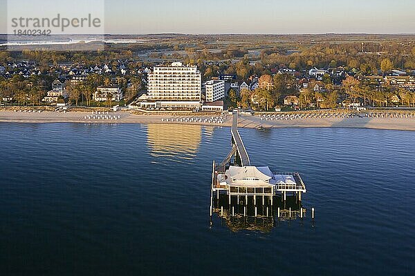 Grand Hotel Seeschlösschen und Steg mit Restaurant Wolkenlos  Timmendorfer Strand  Strand  Ostsee  Ostholstein  Schleswig Holstein  Deutschland  Europa