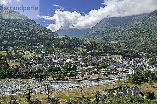 Luftaufnahme des Dorfes Luz Saint Sauveur und des Flusses Bastan  Ruisseau dOnce  Hautes Pyrénées  Frankreich  Europa