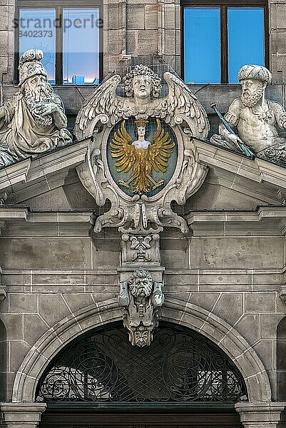 Wappen und Skulpturen oberen Eingangsportal vom historischen Wolfschen Rathaus  Renaissancebau  gebaut 1616 bis 1622  Nürnberg  Mittelfranken  Bayern  Deutschland  Europa