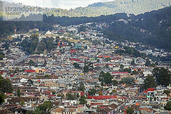Luftaufnahme über die mexikanische Stadt San Cristóbal de las Casas  Jovel  Chiapas  Südmexiko