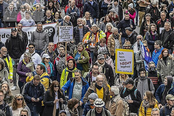 Demonstration von Querdenkern und anderen Gegnern der Pandemie-Einschränkungen  Menschenmassen  Stuttgart  Baden-Württemberg