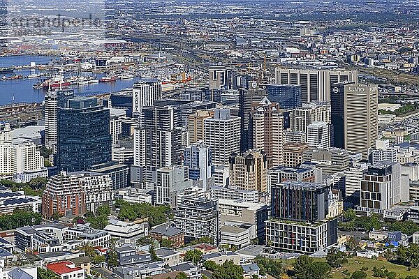 Luftaufnahme des Hafens  des Hafens und der Wolkenkratzer im zentralen Geschäftsviertel von Kapstadt  CBD  Teil von Kaapstad  Westkap  Südafrika