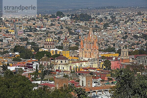Luftaufnahme der Stadt San Miguel de Allende und ihrer neugotischen Pfarrkirche La Parroquia de San Miguel Arcángel  Guanajuato  Zentralmexiko