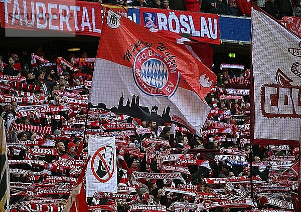 Südkurve  Schals  Fanblock  Fans  Fankurve  Flaggen  Fahnen  Stimmung  stimmungsvoll  FC Bayern München FCB  Allianz Arena  München  Bayern  Deutschland  Europa