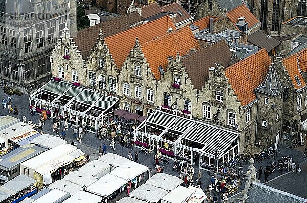 Mittelalterliche Fassaden entlang des zentralen Marktplatzes in Veurne  Furnes  Westflandern  Belgien  Europa