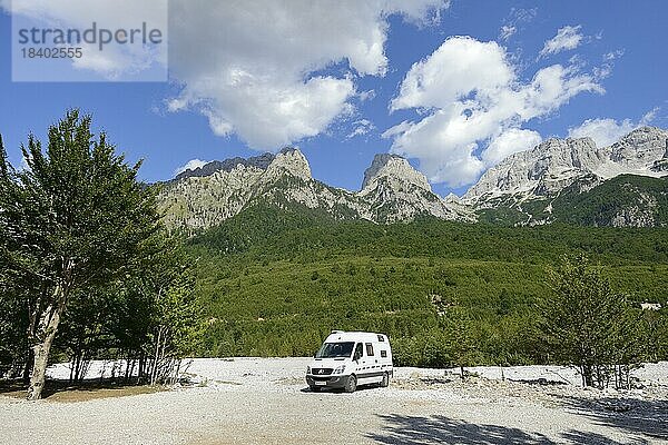Campingbus am ausgetrockneten Flussbett der Valbona  Valbonatal  Albanien  Europa