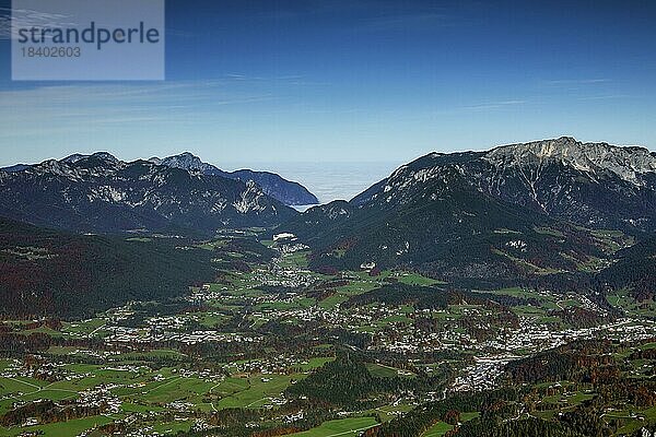 Luftbild vom Jenner über das Dorf Schönau und den Untersberg im Herbst  Nationalpark Berchtesgaden  Bayerische Alpen  Bayern  Deutschland  Europa