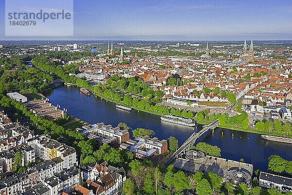 Luftbild über die Trave  Altstadt und Kirchen der Hansestadt Lübeck im Frühling  Schleswig Holstein  Deutschland  Europa