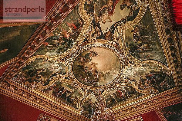 Deckengemälde Thronsaal Salon dApollon  Paradeschlafzimmer von König Ludwig XIV. in seinem Grand Appartement  Schloss Chateau de Versailles  Departement Yvelines  Region Ile-de-France  Frankreich  Europa