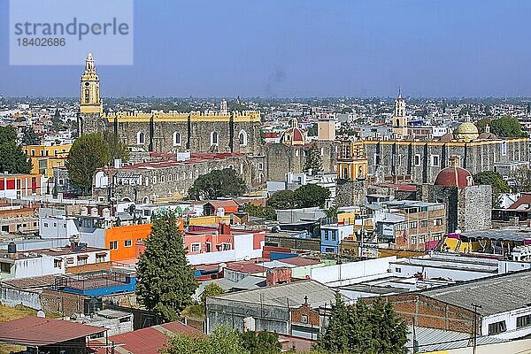 Luftaufnahme der Stadt Cholula und des Franziskanerklosters San Gabriel aus dem 16. Jahrhundert  San Gabriel Friary  Puebla  Mexiko  Mittelamerika