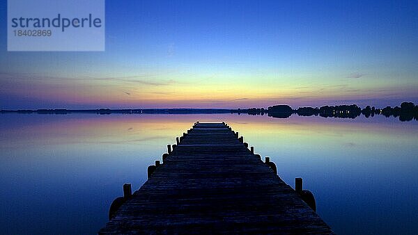 Abend am Dümmer See  Sonnenuntergang  Abendrot  Stille  Weite  Ruhe  Wasser  Binnensee  Lembruch  Niedersachsen  Deutschland  Europa