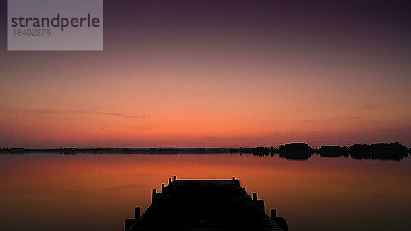 Abend am Dümmer See  Sonnenuntergang  Abendrot  Stille  Weite  Ruhe  Wasser  Binnensee  Lembruch  Niedersachsen  Deutschland  Europa