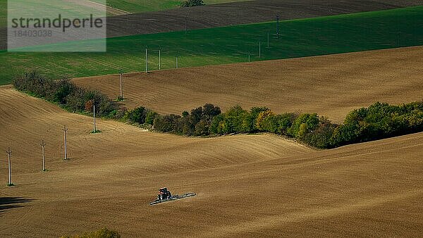 Arbeit mit einem landwirtschaftlichen Traktor auf mährischen Feldern. Tschechische Republik  Mähren  Tschechische Republik  Europa