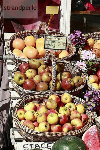 Äpfel mit Preisschild in Körben auf einem Verkaufsstand vor einem Geschäft  Deutschland  Europa