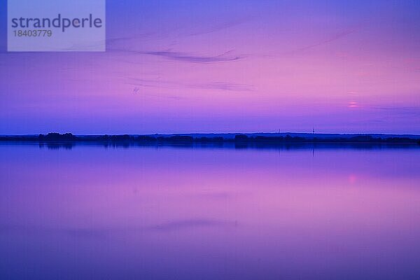 Abend am Dümmer See  Sonnenuntergang  blaue Stunde  Stille  Weite  Ruhe  Wasser  Binnensee  Lembruch  Niedersachsen  Deutschland  Europa