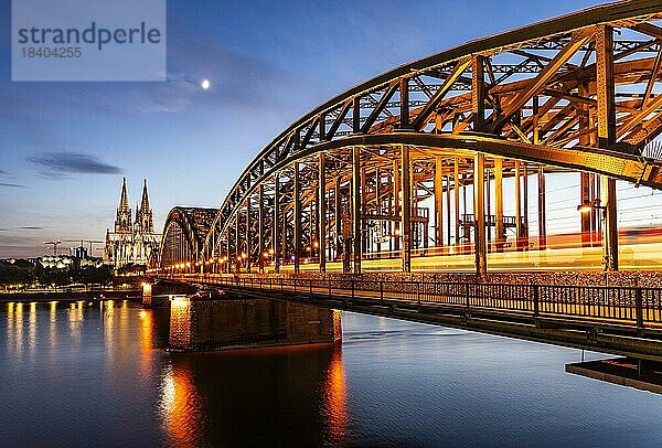 Hohenzollernbrücke und Kölner Dom zur Blauen Stunde  Rhein  Köln  Nordrhein-Westfalen
