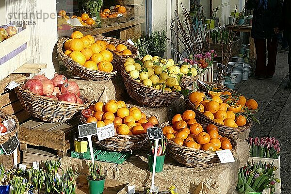 Obst in Körben und Blumen auf einem Verkaufsstand vor einem Geschäft  Deutschland  Europa