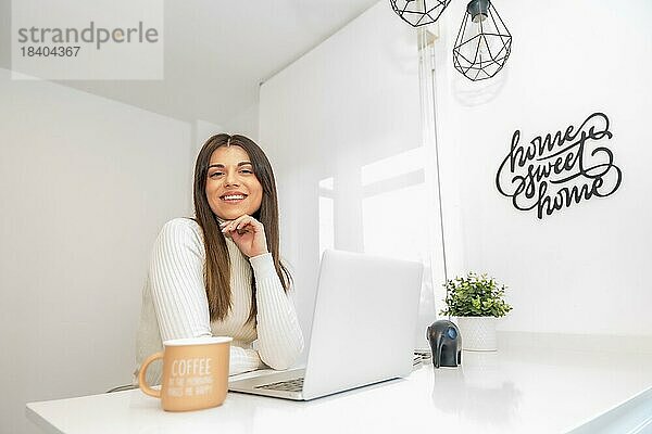 Porträt einer Geschäftsfrau  die mit einem Computer arbeitet  Geschäft  Heimbüro  Telearbeit