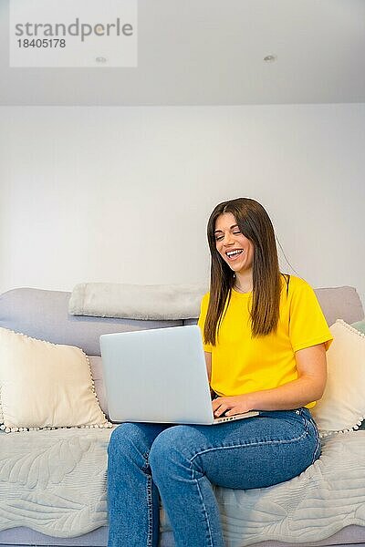 Porträt einer Frau mit einem Computer auf einem Sofa sitzend  Millennial  soziale Medien  Blog