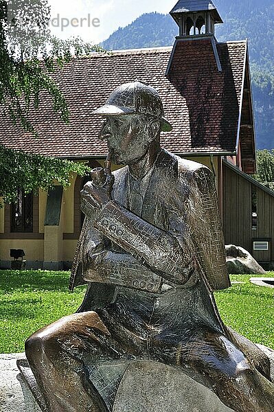 Statue von Sir Arthur Conan Doyles Figur Sherlock Holmes vor der englischen Kirche in Meiringen  Bern  Schweiz  Europa