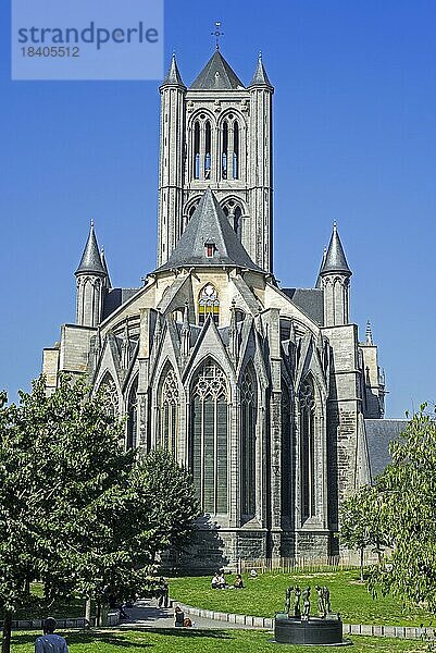 St. Nikolaus Kirche  St Niklaaskerk und der Brunnen Bron Der Geknielde Jongelingen in der Stadt Gent  Ostflandern  Belgien  Europa