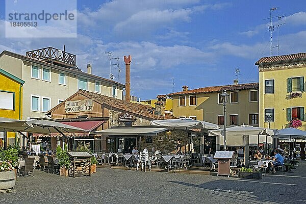 Touristen in Restaurants im historischen Stadtzentrum von Caorle  einer Küstenstadt in der Metropolitanstadt Venedig  Venetien  Norditalien