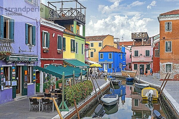 Bunte Restaurants und farbenfrohe Häuser entlang des Kanals von Burano  einer Insel in der Venezianischen Lagune in der Nähe von Venedig  Venetien  Norditalien