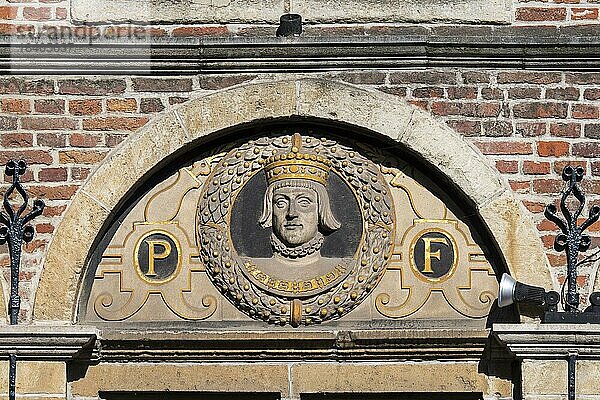 Eine von 14 Büsten des Grafen von Flandern  Philipp I. von Kastilien  Philippus Formosus an der Hausfassade De Gekroonde Hoofden  Gent  Belgien  16  Europa