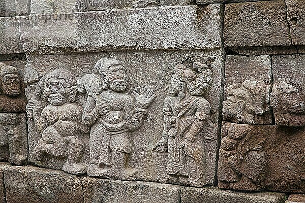 Relief an der Steinmauer des Candi Sukuh  eines javanischen Hindutempels aus dem 15. Jahrhundert an den Hängen des Berges Lawu  Gunung Lawu  Zentral Java  Indonesien  Asien