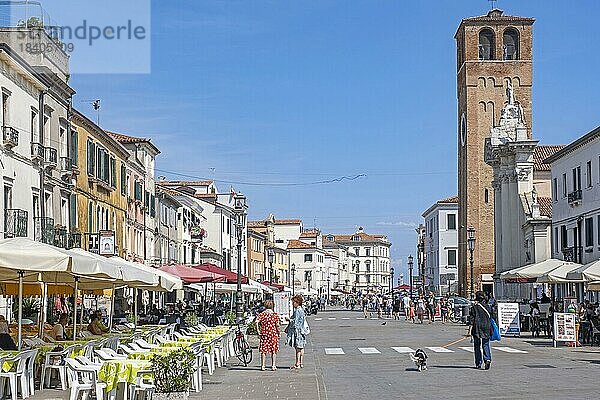 Glockenturm und Restaurants in der Stadt Chioggia auf einer kleinen Insel am südlichen Eingang zur Venezianischen Lagune bei Venedig  Venetien  Norditalien
